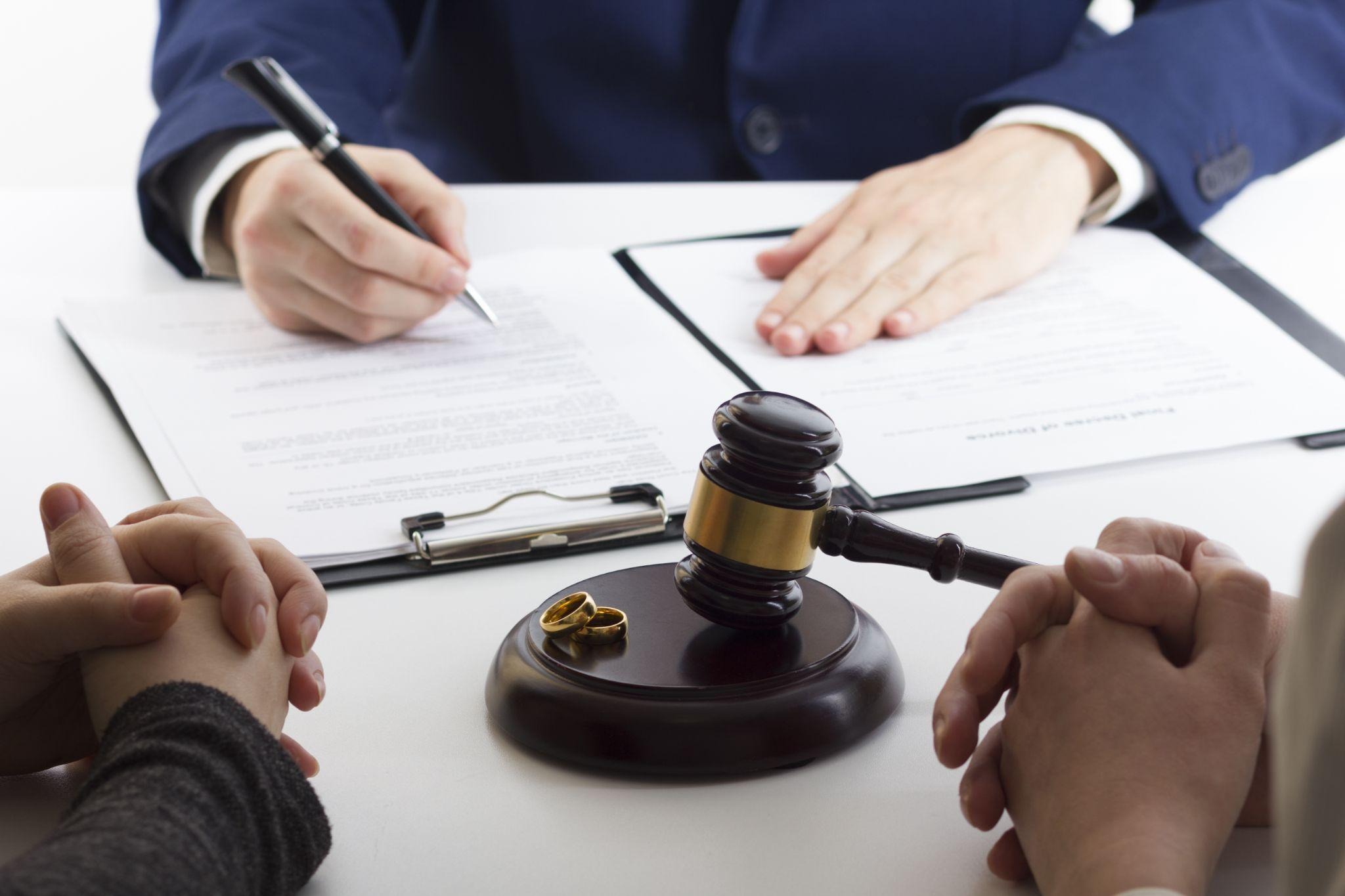 Understanding the Role of a Divorce Attorney in Family Law Cases 